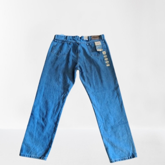 NWT Wrangler Jeans Size 40x32 Classic Fit Rugged Wear Regular Seat Thigh Bootcut - Picture 2 of 3